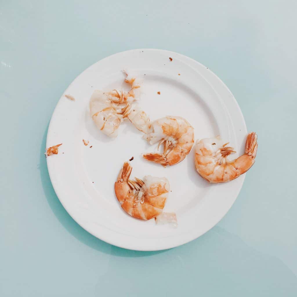 Crevettes dans une assiette blanche