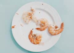 Crevettes dans une assiette blanche