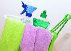 Produits ménagers et chiffons posés dans un seau