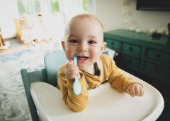 Bébé qui attend son repas dans sa chaise haute