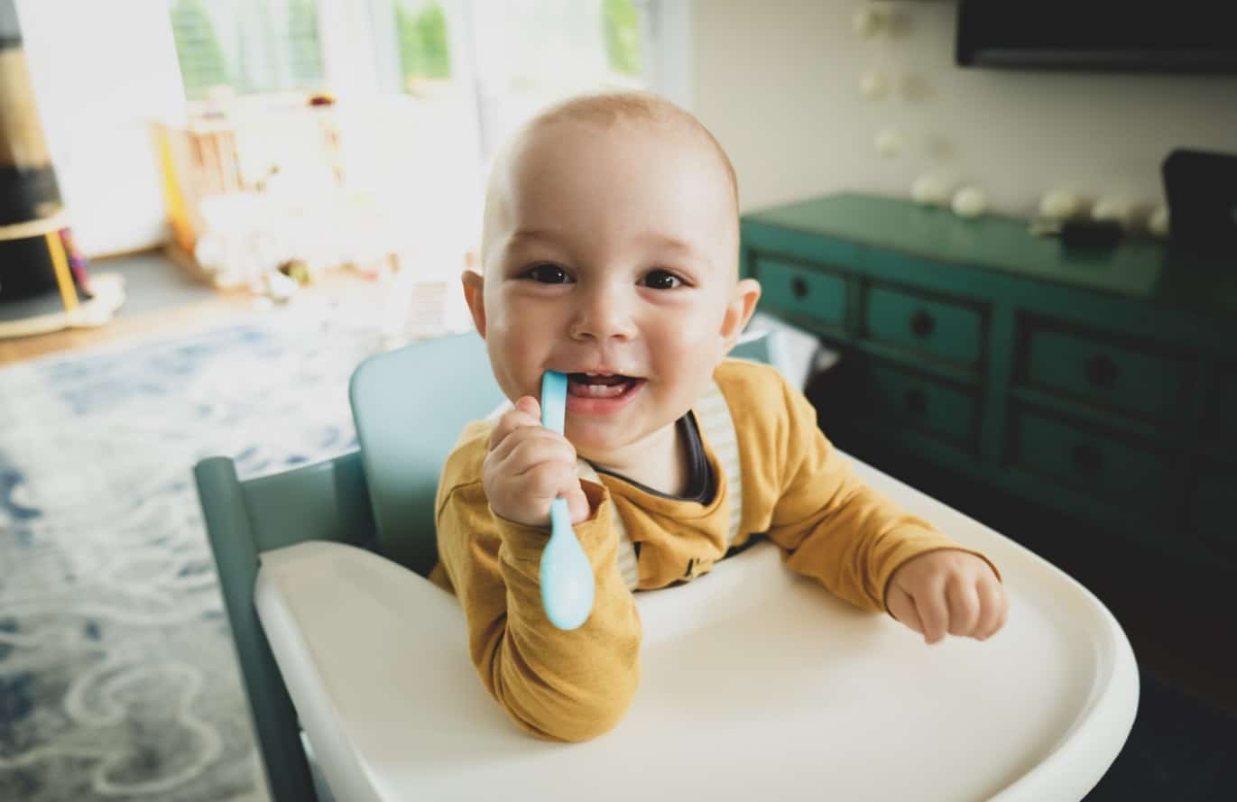 Bébé qui attend son repas dans sa chaise haute